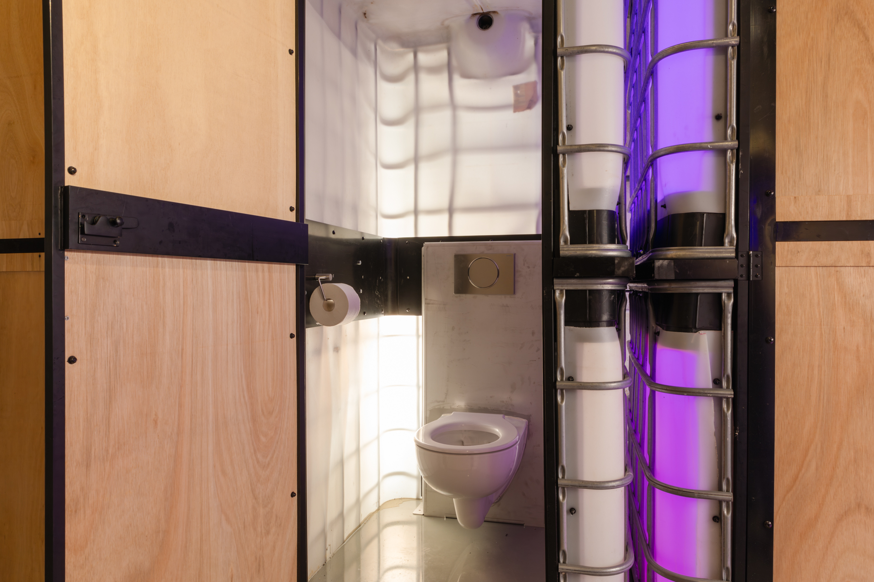 Een standaard zit-toilet, bedoeld voor de 'grote boodschap', in een schone en goed verlichte hok.